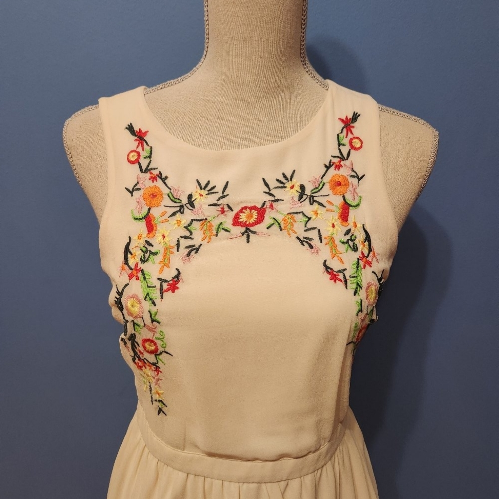🌟Cream dress with embroidery - Picture 2 of 3